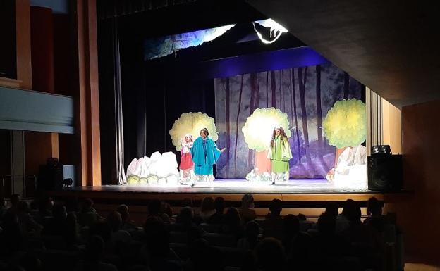La competición por convertirse en Caperucita Roja llena el Teatro Darymelia