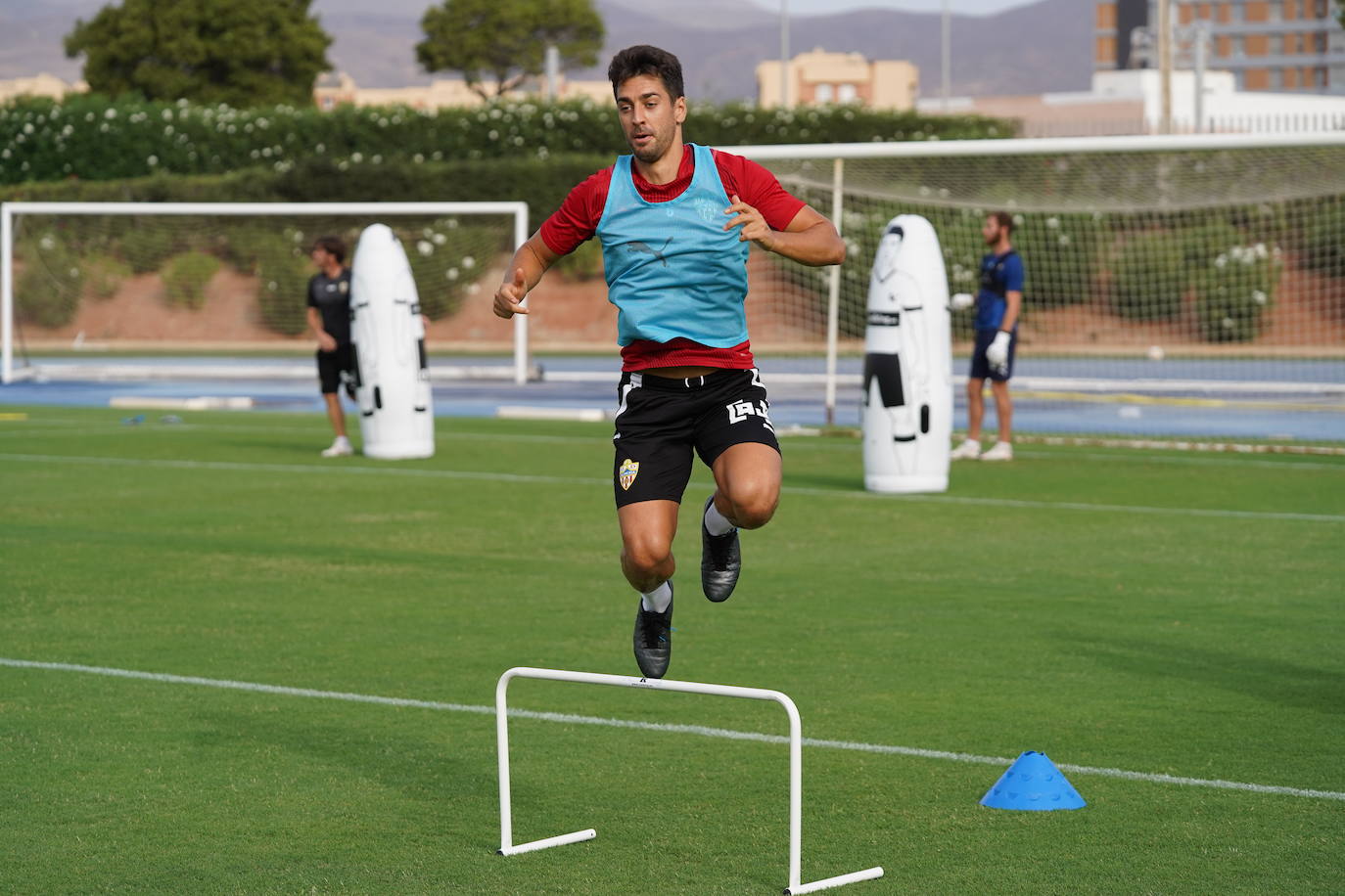 De la Hoz celebra su renovación en un Almería que creció a la par que él