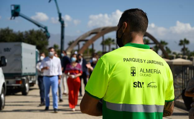 Almería pagará más en parques y jardines por tener más árboles y jardineras que regar