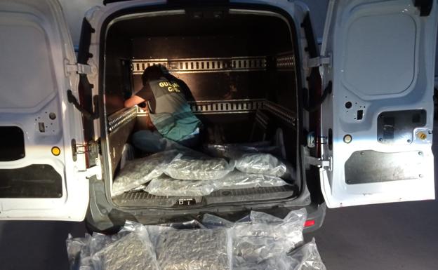 Descubren un alijo en un doble fondo de una furgoneta al sorprenderlo vendiendo marihuana en Iznalloz