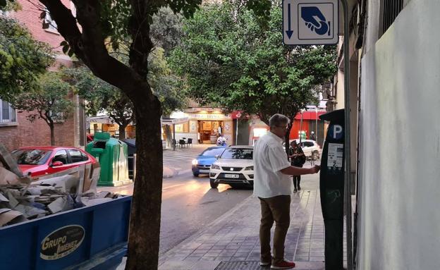 La ampliación de calles con zona azul y las nuevas máquinas, a primeros de año