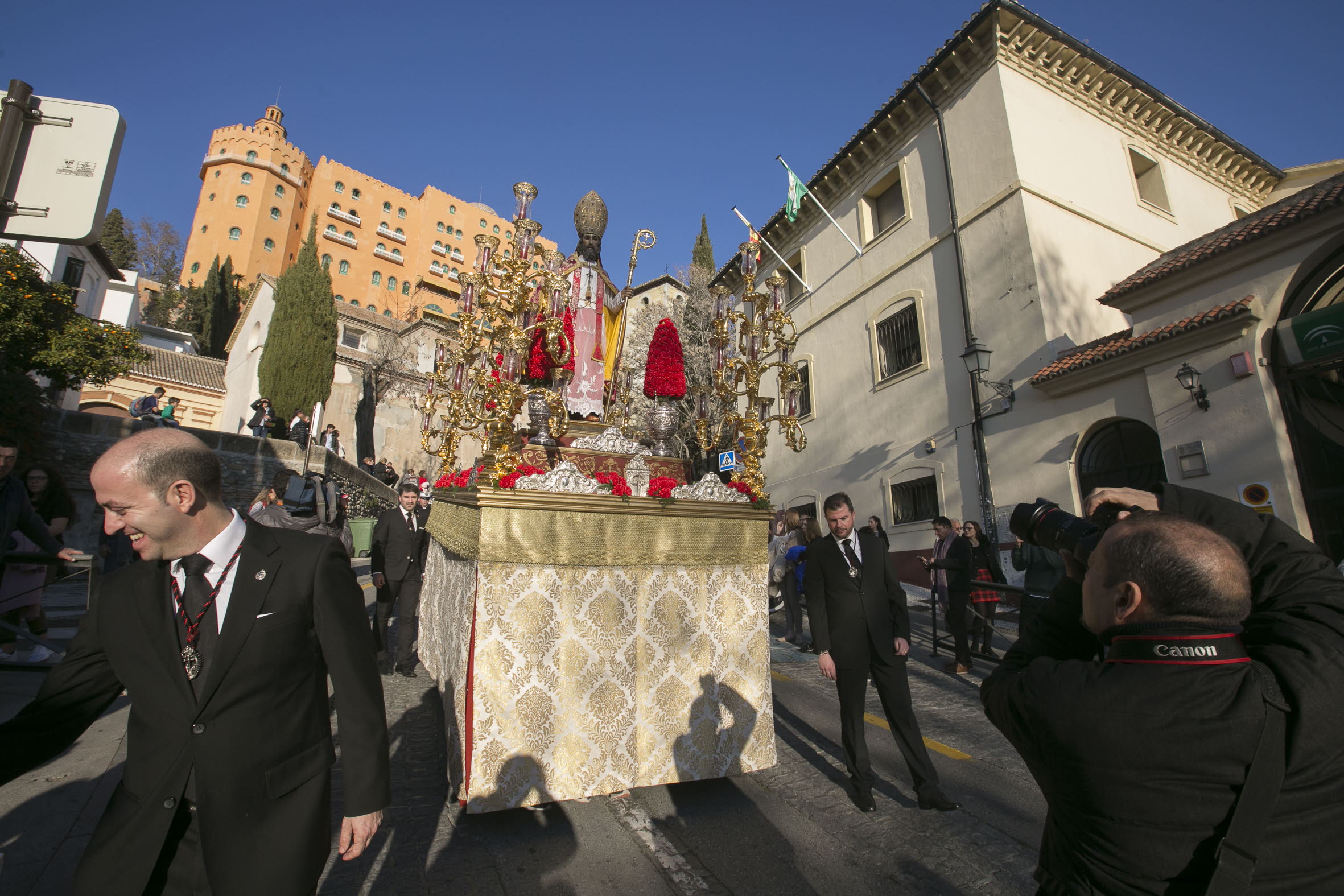 El arzobispo permite las salidas procesionales en Granada pero con autorización civil