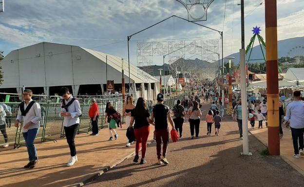 «El ambiente es más triste que otros años, pero había muchas ganas por ir al ferial»