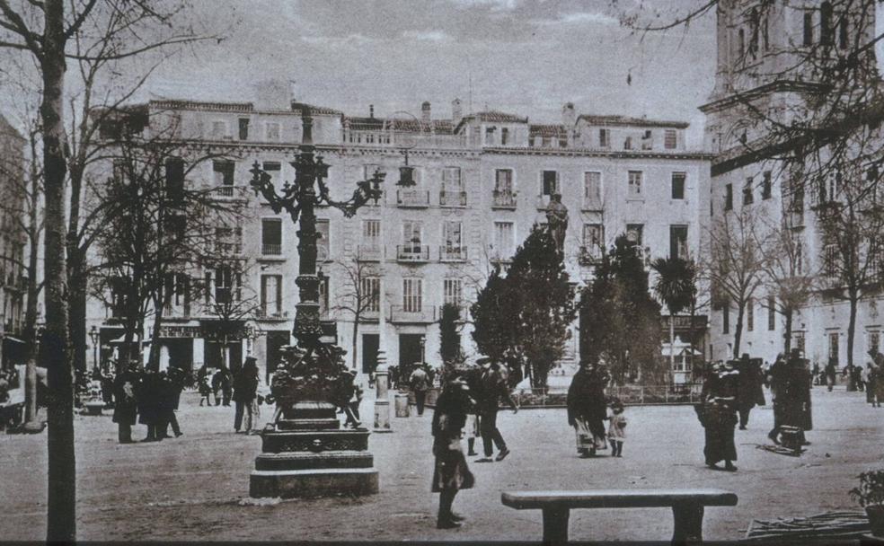 Bibarrambla, de los pequeños zocos al centro de la vida social de Granada