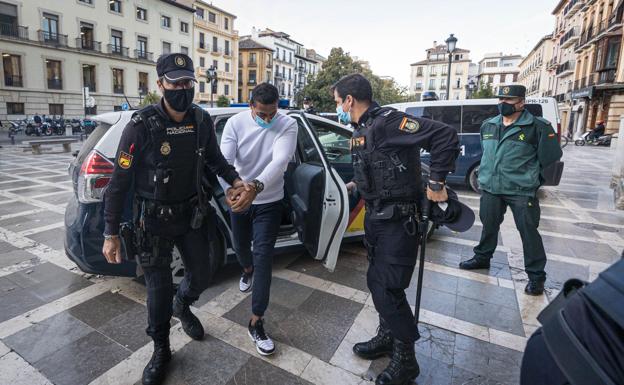 El acusado de matar con una escopeta a otro en Pinos Puente: «El disparo fue forcejeando»