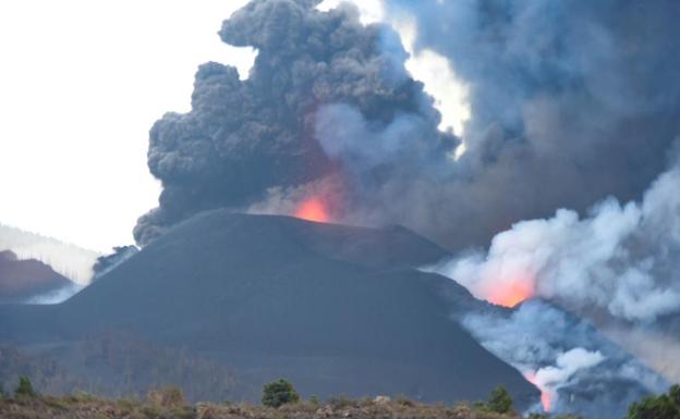 La lava entra en el casco urbano de La Laguna y se traga una gasolinera