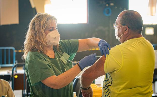 Los sindicatos protestan en Granada contra el despido de 8.000 sanitarios del SAS