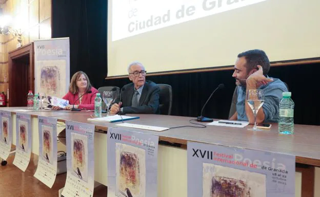 Remedios Sánchez, Juan José Millás y Quico Chirino, durante su charla./ALFREDO AGUILAR