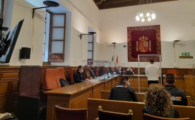 La fiscalía mantiene los cargos contra el acusado de descerrajar un tiro a otro en Pinos