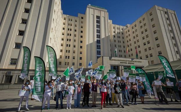 La enfermería alerta de que Salud solo mantendrá el 45% de los contratos en los hospitales de Granada
