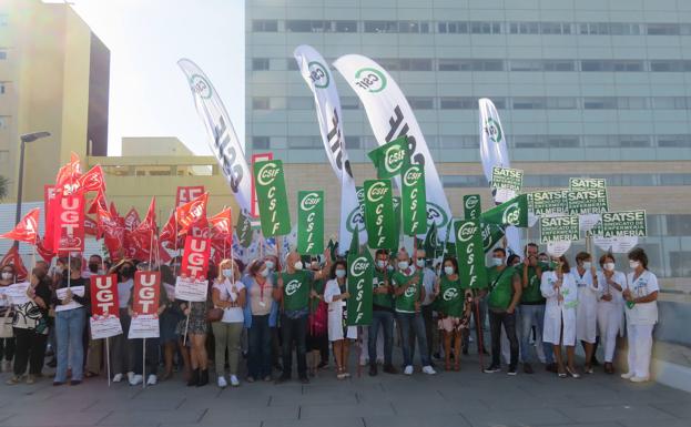 Los sanitarios se echan a la calle por los recortes de las plantillas