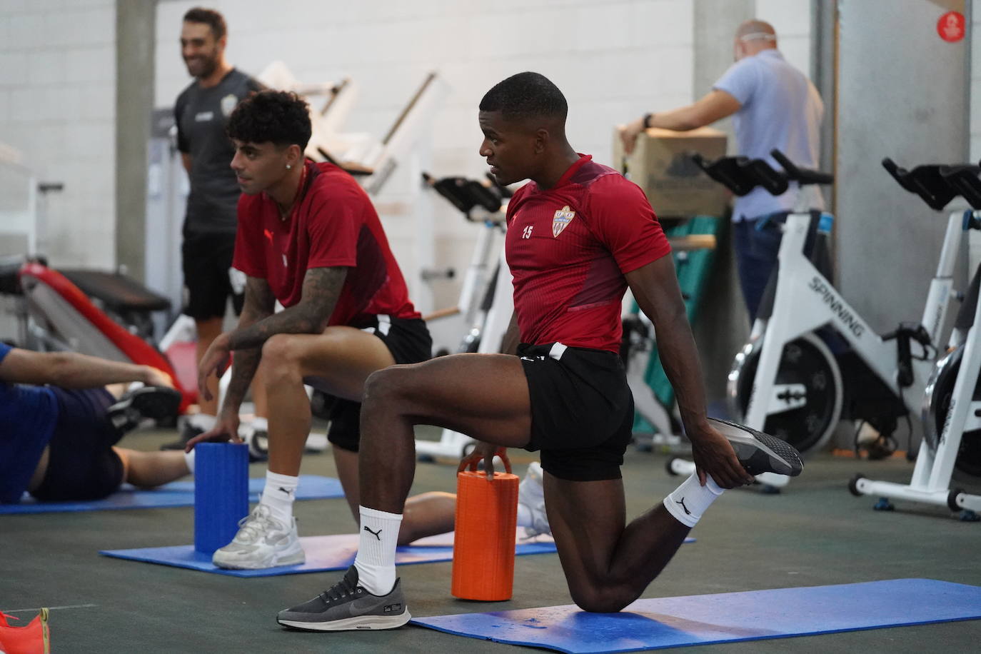 El Almería busca en el norte la victoria que le mantenga como líder de Segunda