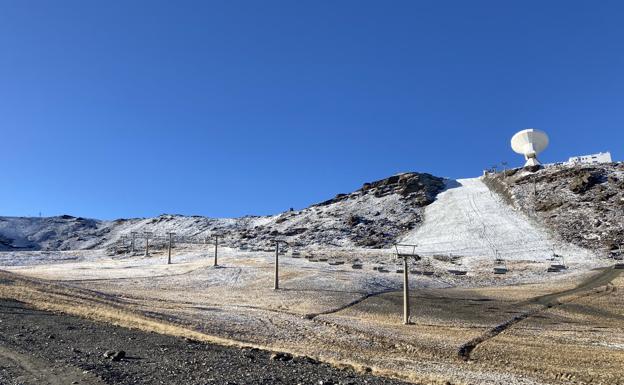 Sierra Nevada amanece este sábado teñida con las primeras nieves de la temporada