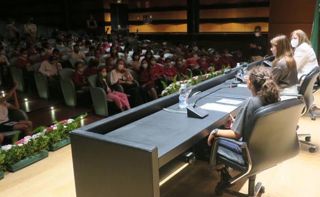 Martina D'Antiochia, la sensación de la literatura juvenil, triunfa en Caja Rural
