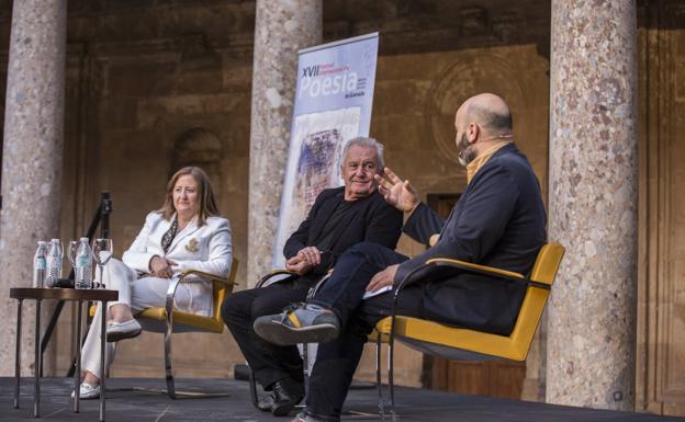 Víctor Manuel se acerca al público para cerrar el Festival de Poesía