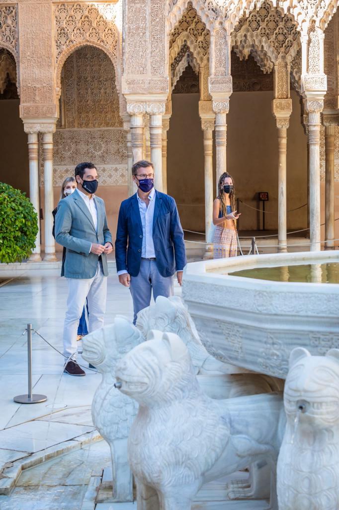 El presidente de Galicia recorre la Alhambra de Granada en compañía de Juanma Moreno