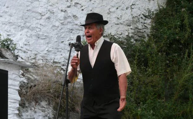 Juan Antonio Morón lleva 70 años trovando en La alpujarra con música de cuerda