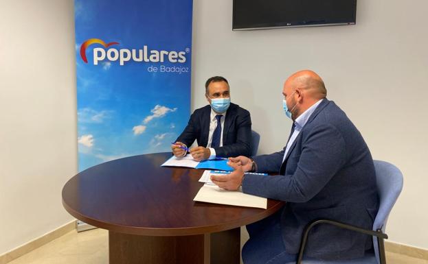 El PP de Granada inicia en Badajoz una campaña de apoyos para pedir la autovía con Extremadura