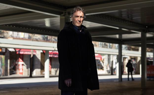 «El género negro debe traspasar los límites de los personajes para describir la sociedad»