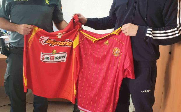 Recuperan una camiseta firmada por Pau Gasol y otra por la Selección Española de Fútbol