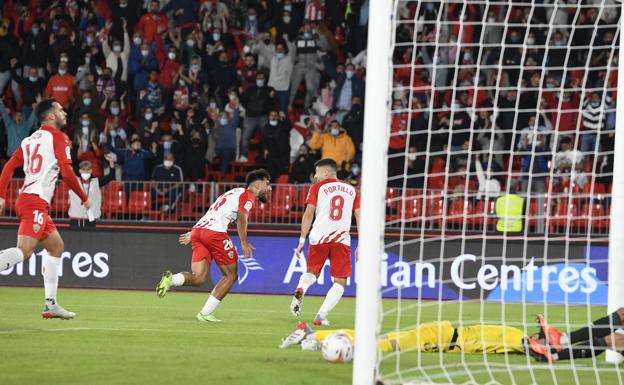 Al Almería le salva la suerte del campeón