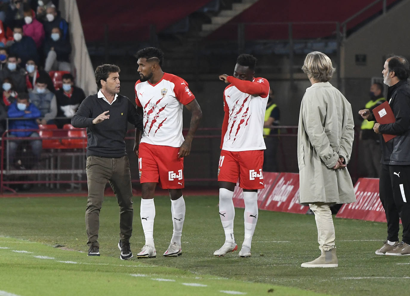 El técnico del Almería advierte de que «a veces hay que saber ganar de esta manera teniendo fortuna»