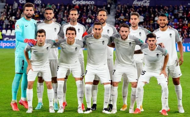 Robert Moreno alinea de inicio a nueve jugadores españoles