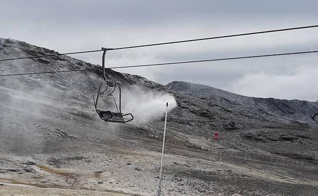 Sierra Nevada activa la producción de nieve y estrena algunos de sus nuevos cañones