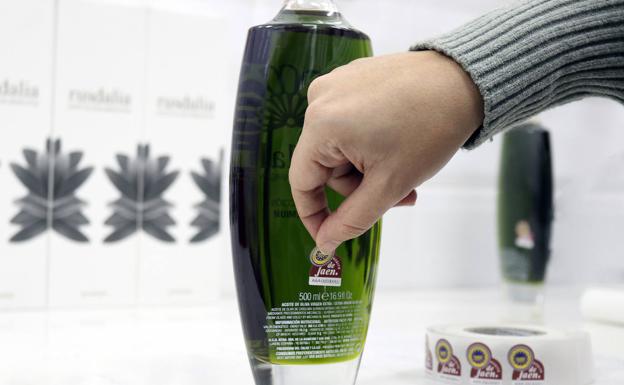 Salen a la venta las primeras botellas de la historia con el sello de calidad 'Aceite de Jaén'