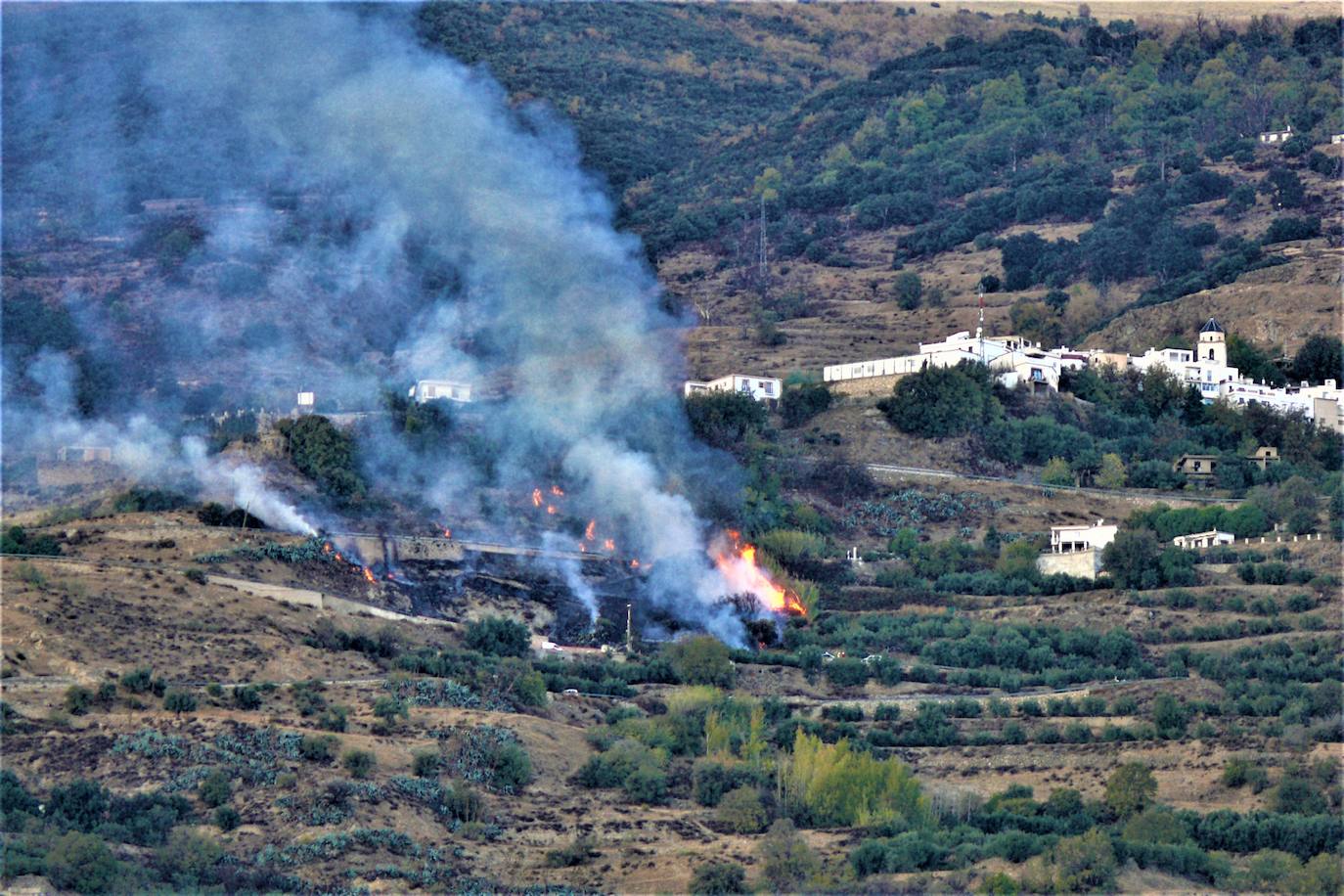 Un incendio forestal solivianta a los vecinos de Cáñar