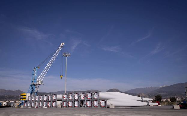 Un nuevo acceso permite al puerto exportar las palas eólicas más grandes fabricadas en España