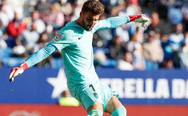 Diego López le gana el mano a mano a Luís Maximiano