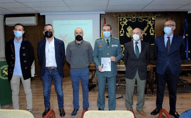 El sargento Muñoz presenta su obra 'Un camino en el desierto' en la Comandancia de la Guardia Civil de Granada