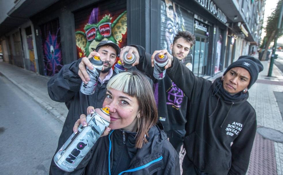 Grafitis para decorar los negocios de Granada