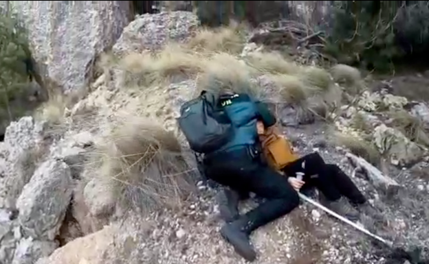 Rescatan en helicóptero a una mujer que se había perdido mientras paseaba por la sierra