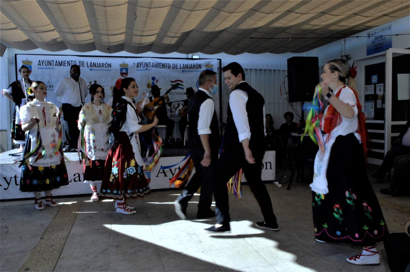 El grupo de música y cuerda Nuevas Raíces de Turón actúa en la Semana del Mayor de Lanjarón