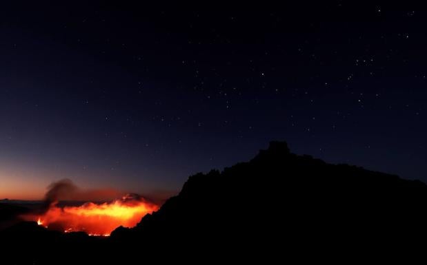 La lava llega por tercera vez al mar