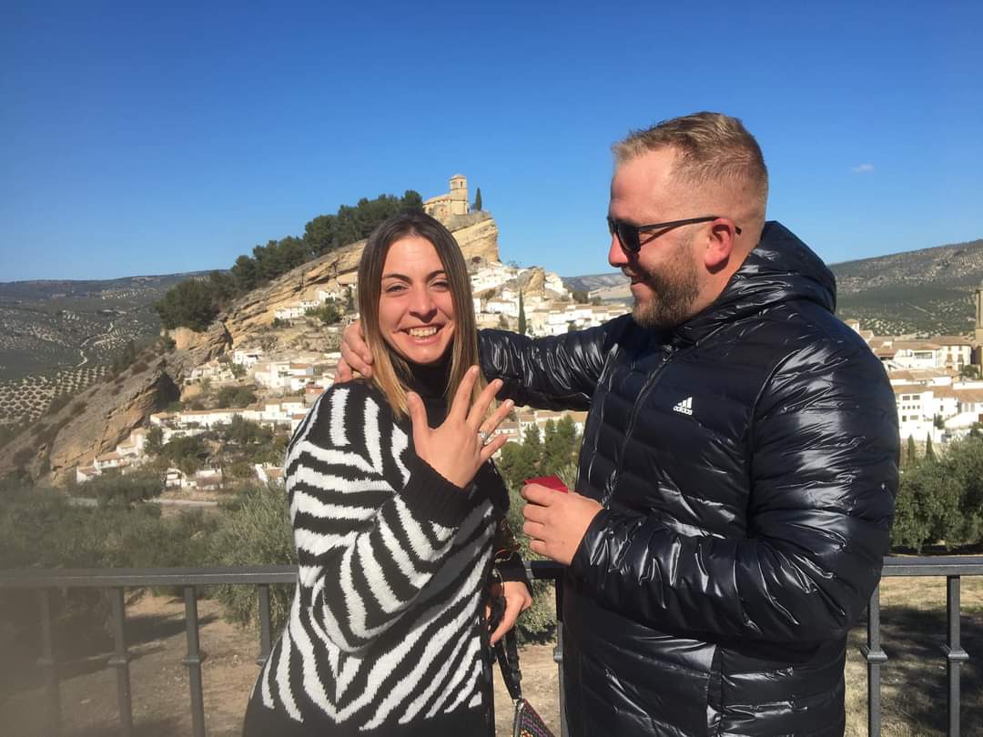 La pedida de mano de una pareja sevillana sorprende a los vecinos de Montefrío