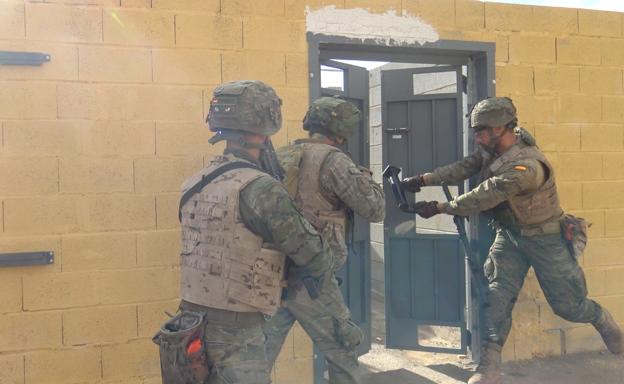 La VIII Bandera de La Legión, en auxilio de la población de 'Viehlmina'