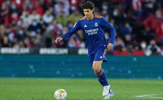 El granadinismo recibe con un gran aplauso a Jesús Vallejo