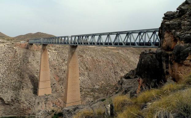 Un puente de Cabra del Santo Cristo, en la película más cara de la historia de Netflix