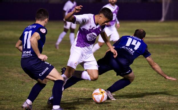 El Real Jaén se abandona a la desidia ante el muro del CD Torreperogil