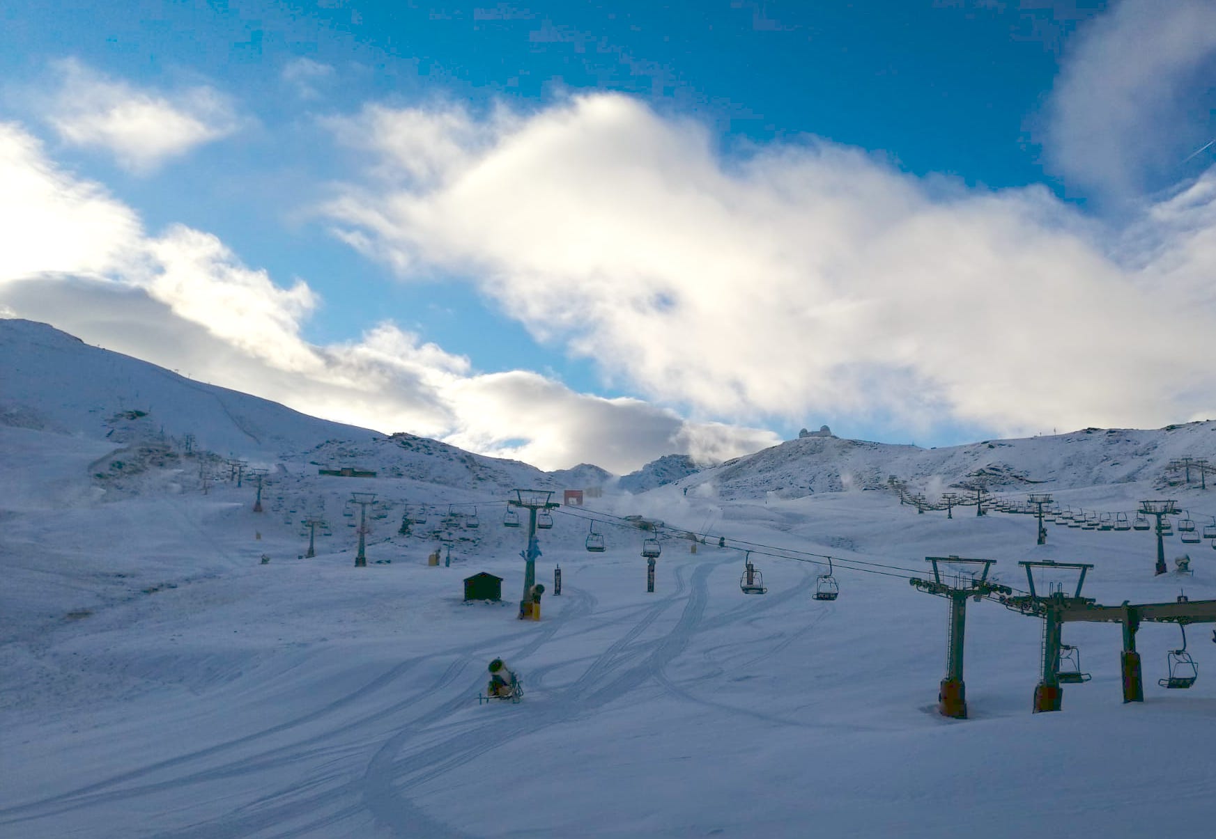 Sierra Nevada amanece teñida de blaco