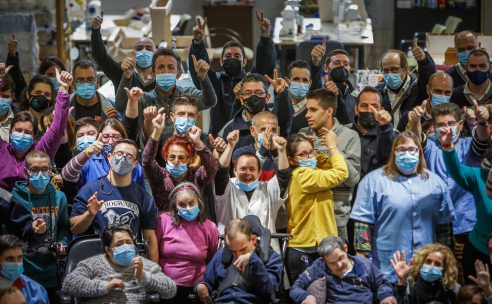 Los funcionarios de prisiones de Granada plasman su solidaridad con un calendario benéfico