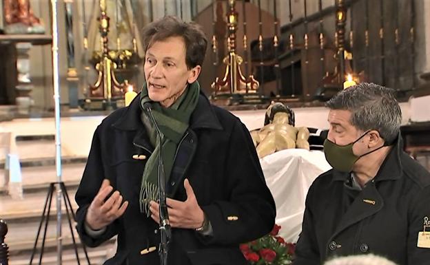 El Cristo del Santo Sepulcro, en su urna tras la restauración