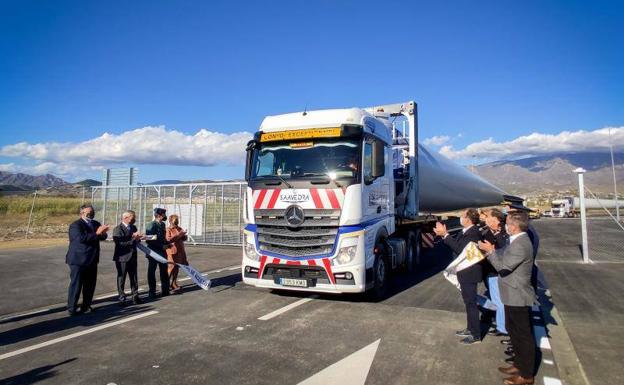 El puerto estrena 'conexión directa' con Ciudad Real para exportar las palas más grandes de España