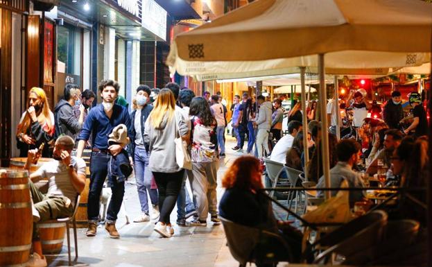 Dos provincias de Andalucía rebasan la tasa de Salud para el cierre de bares a las 23.00