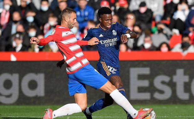 Víctor Díaz sufre una lesión fibrilar e Isma Ruiz, un esguince de rodilla