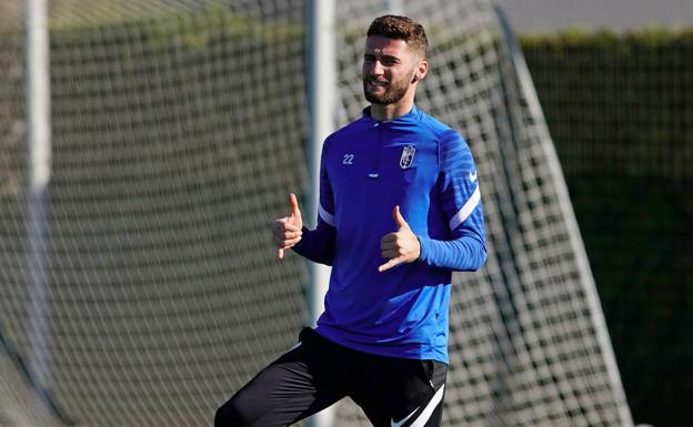 El Granada espera recuperar para el duelo con el Cádiz a Víctor Díaz, quien negocia su renovación