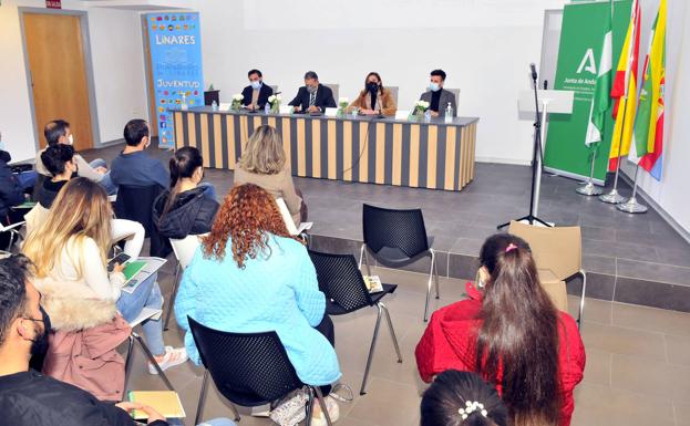 Jóvenes linarenses conocen diferentes recursos para mejorar su empleabilidad